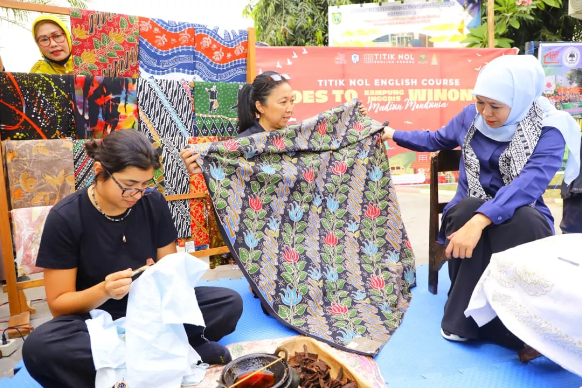 Peringatan Hari Batik Nasional, Gubernur Khofifah Ajak Masyarakat Lestarikan Budaya dan Perkuat Kesejahteraan Perajin